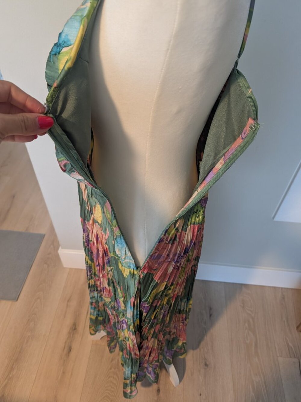 NWOT ASTR The Label Maeve Pleated Midi Dress XS - Picture 4 of 8